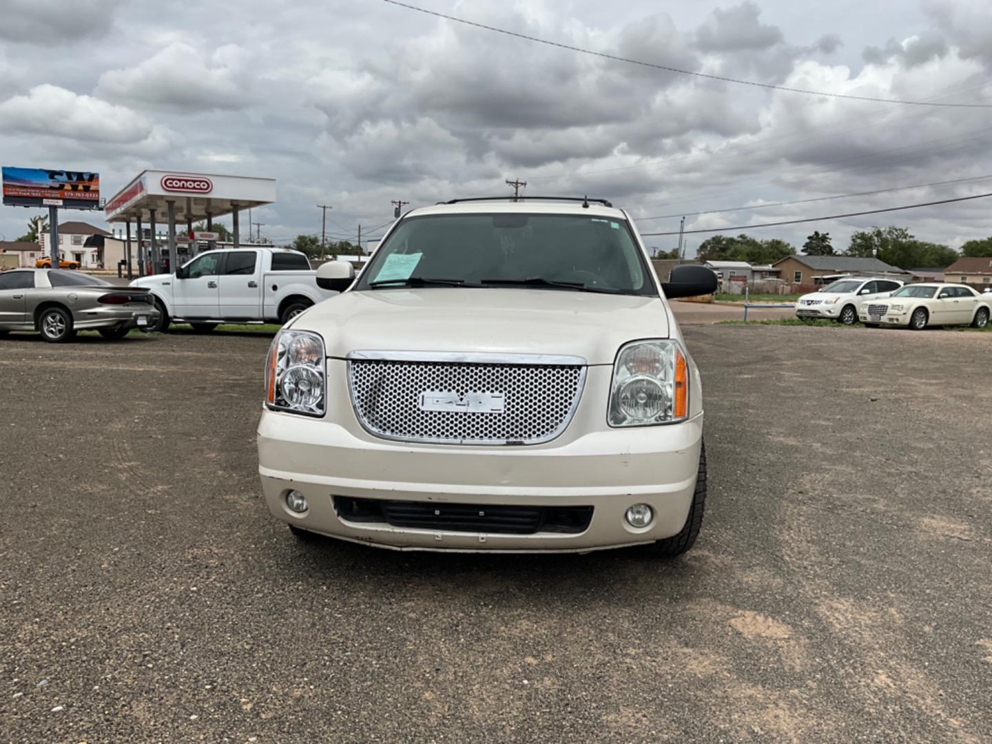 2014 GMC Yukon (1GKS1CE03ER) , located at 821 N. Prince Street, Clovis, NM, 88101, (575) 762-8852, 34.406643, -103.195999 - Photo#1